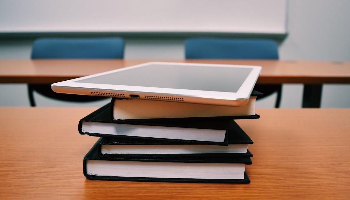 Libri e tablet sul banco