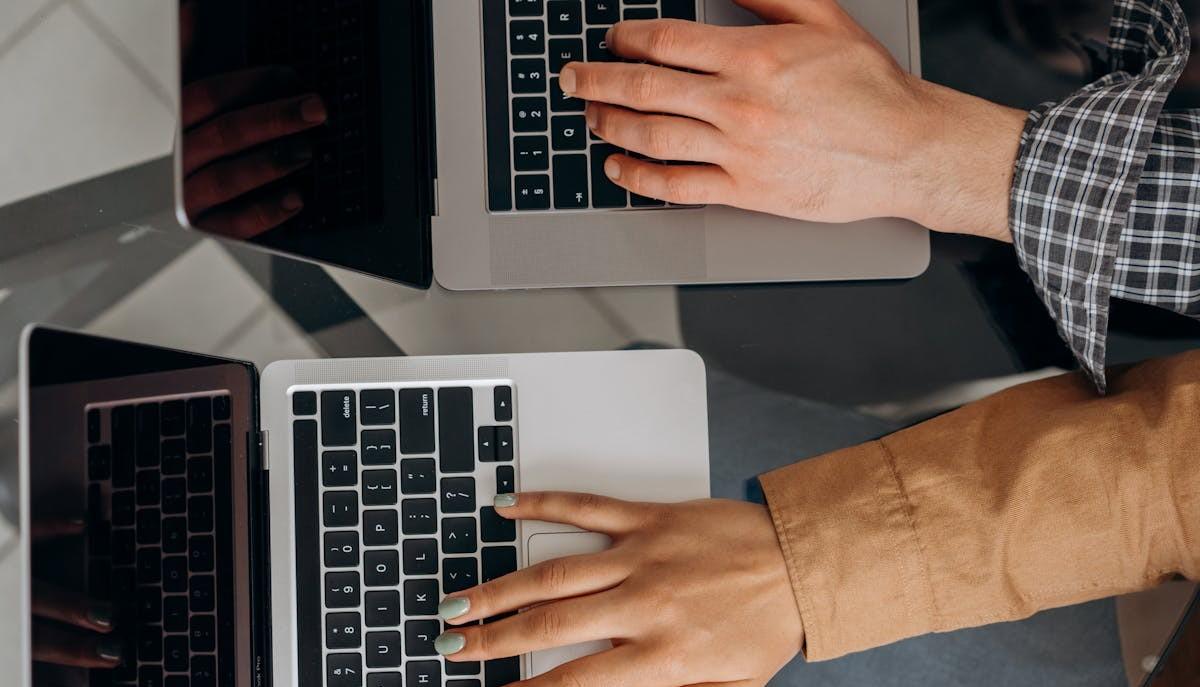 Studenti che compilano il Capolavoro al computer