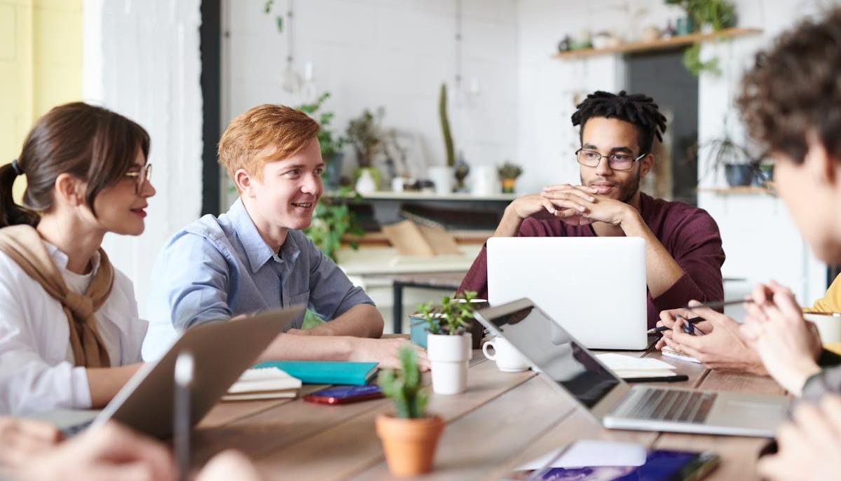 Studenti che discutono del Capolavoro per la Maturità
