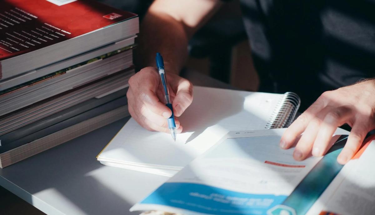 Studente compila il curriculum per la Maturità