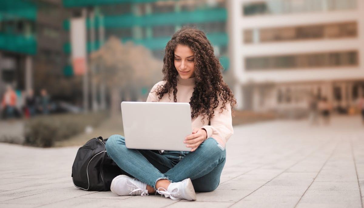 Studentessa compila il Curriculum dello studente