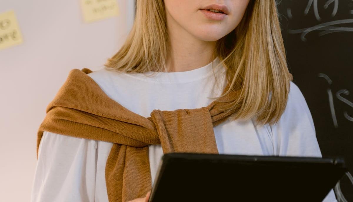 Studentessa consulta il suo Curriculum dello Studente