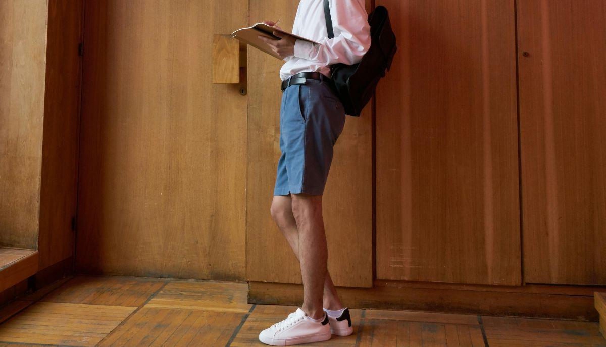 studente con pantaloncini