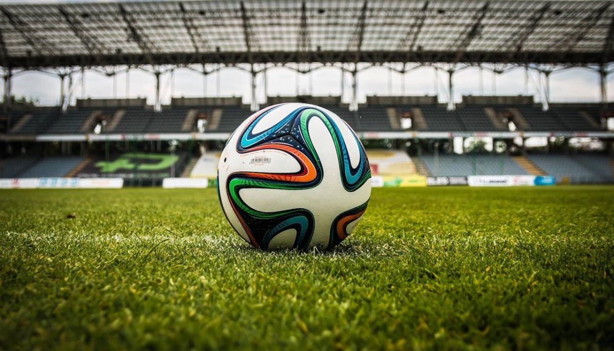 palla da calcio su campo