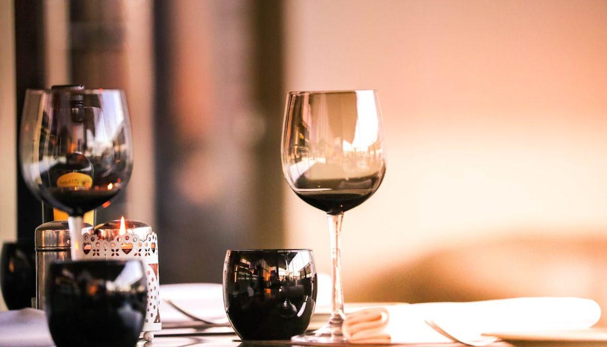tavola imbandita per cena