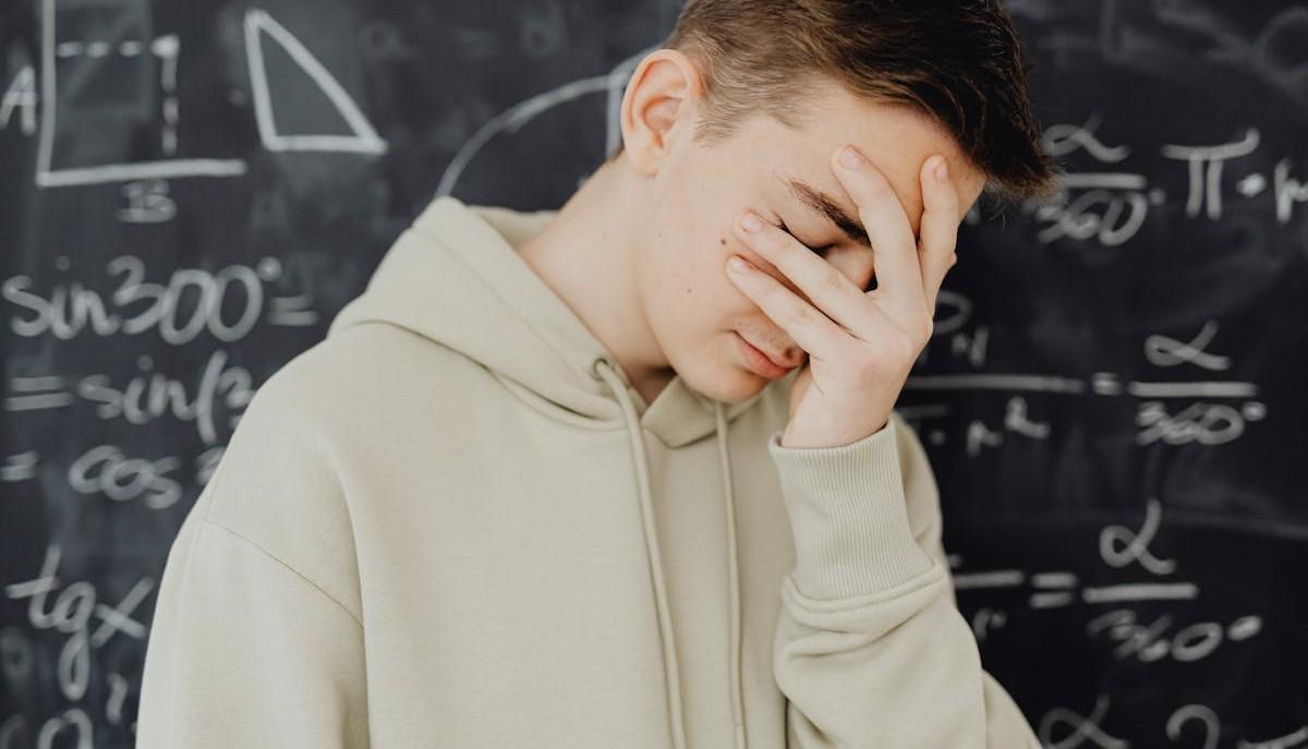 Giovane in difficoltà con la scuola