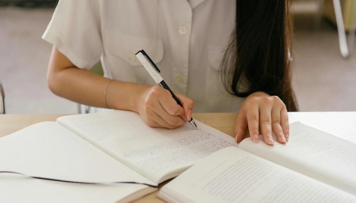 Studentessa studia per l'esame