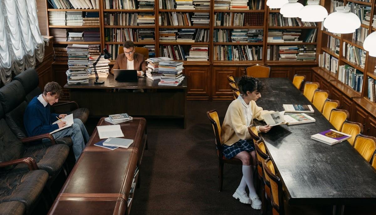 Studenti e docente all'università