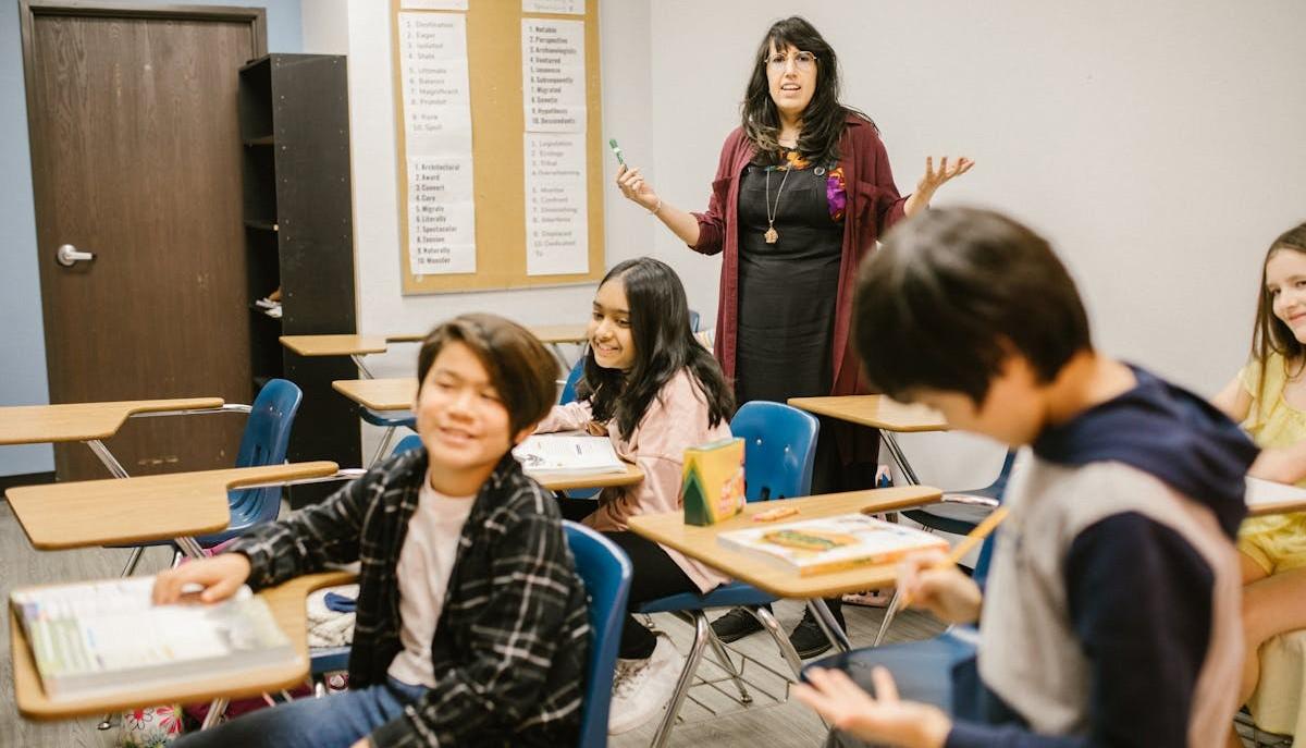 Professoressa mentre sgrida gli studenti in classe
