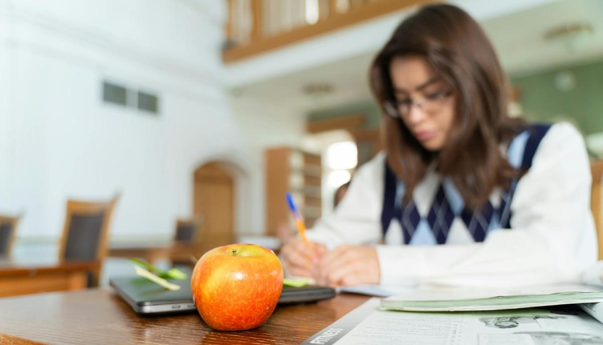 Studentessa fa la relazione di PCTO