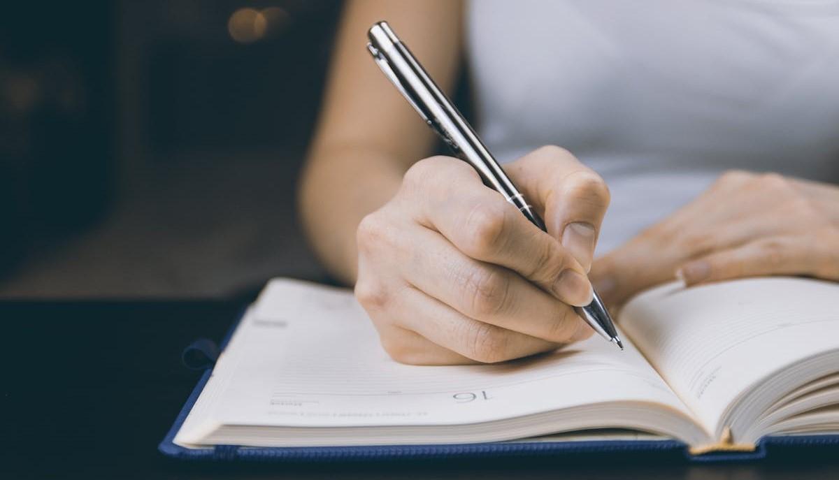 Studente segna sull'agenda l'orario e la durata della prima prova di Maturità