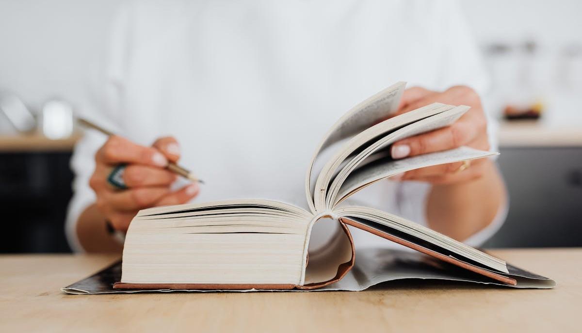 Studentessa si prepara alla prova orale di Maturità