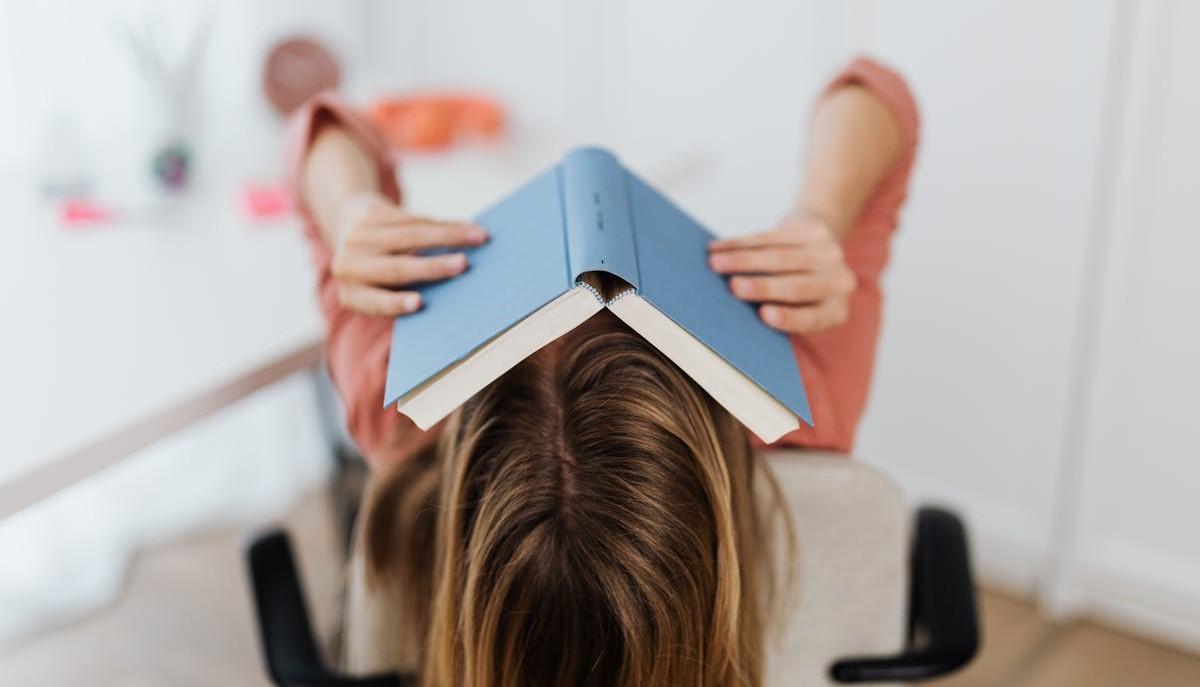Studentessa disperata ripassa per l'orale di Maturità