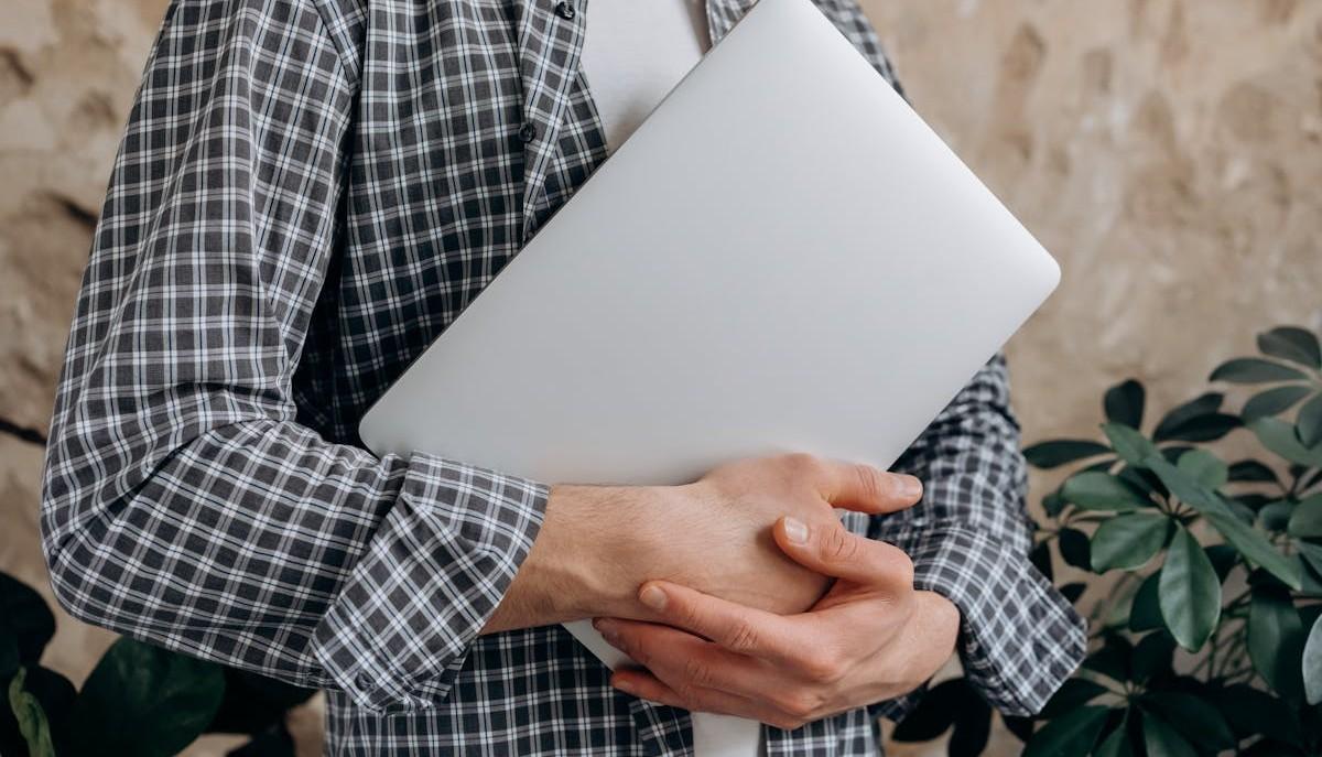Studente indirizzo AFM che si prepara alla seconda prova di Maturità