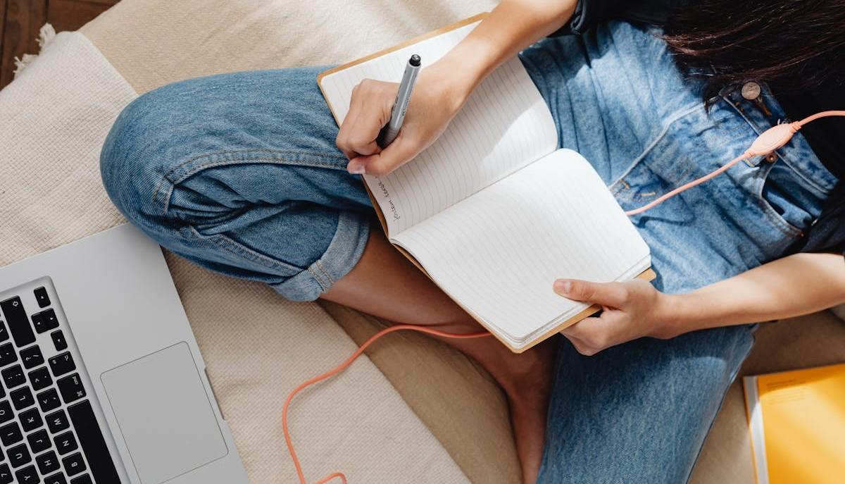 Studentessa si prepara per la seconda prova di Maturità