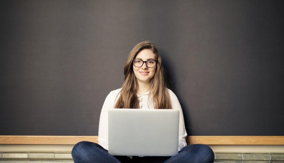 Studentessa seduta al computer