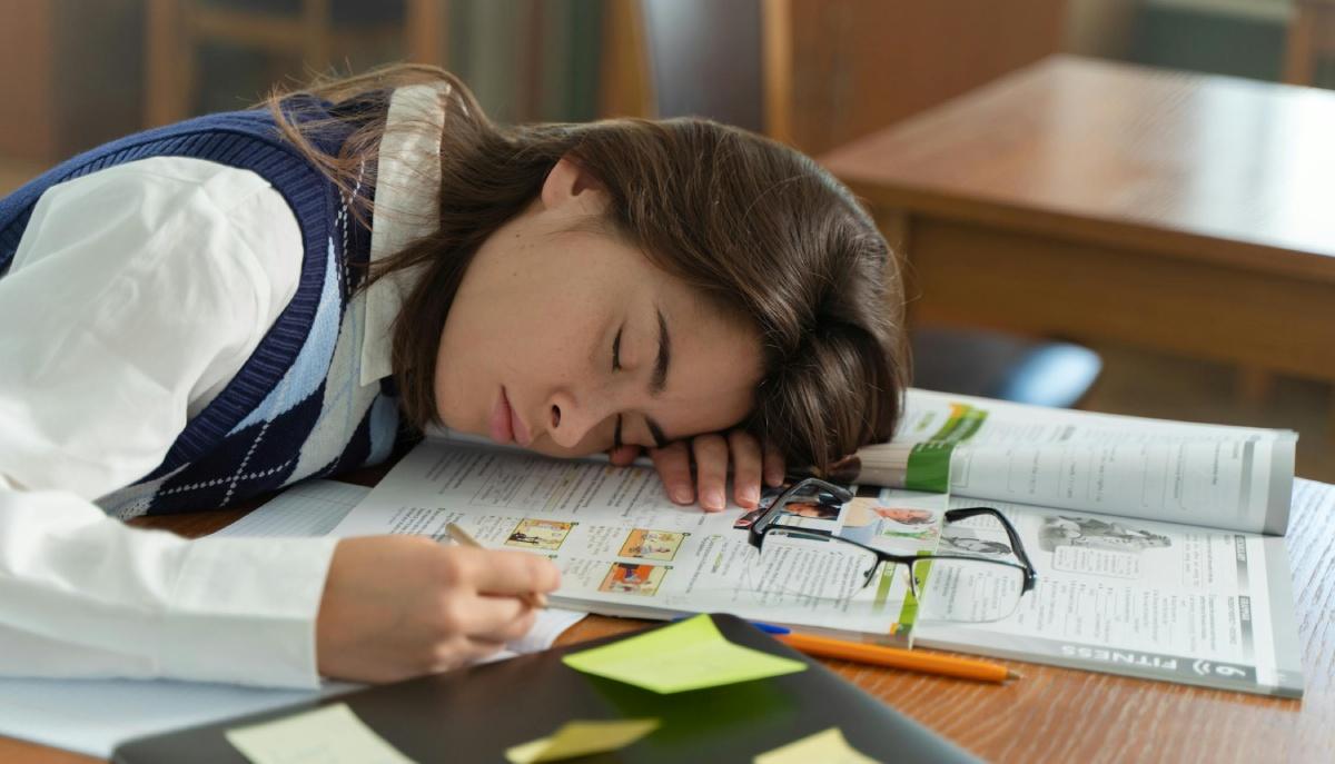 Studentessa si prepara per la sessione estiva