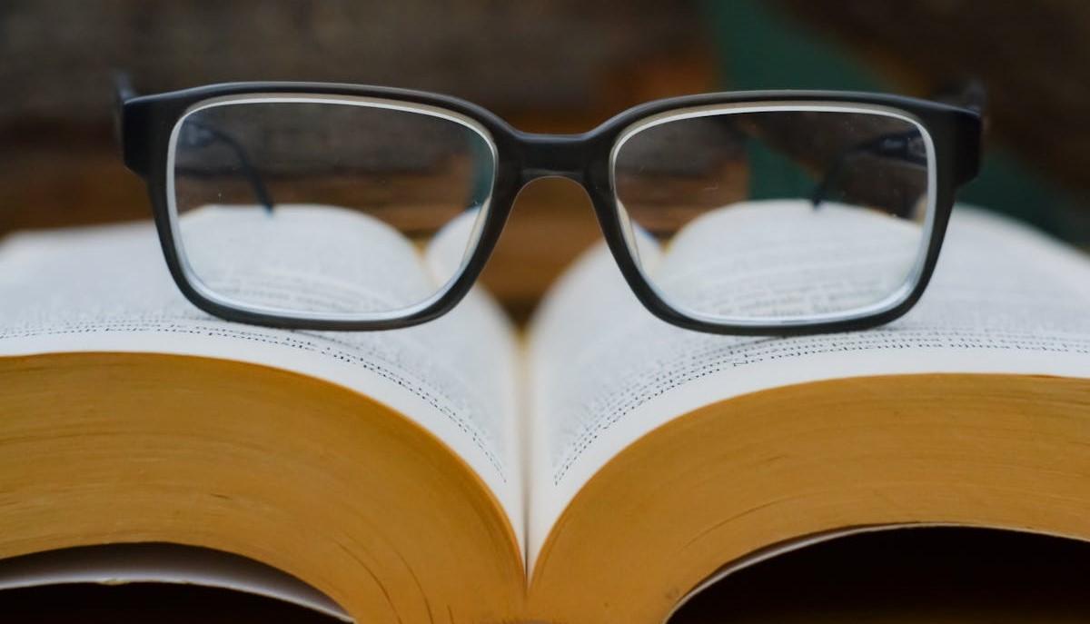 Libro aperto con occhiali