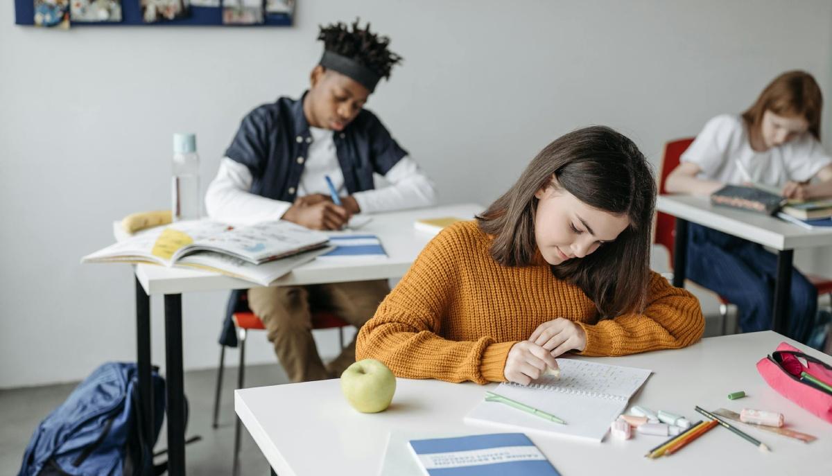 Studenti di terza media si esercitano per l'esame