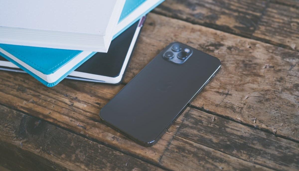 smartphone esplode a scuola