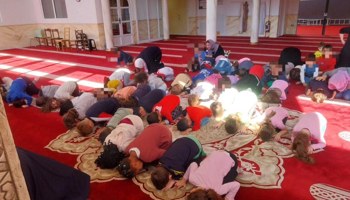 studenti moschea in ginocchio