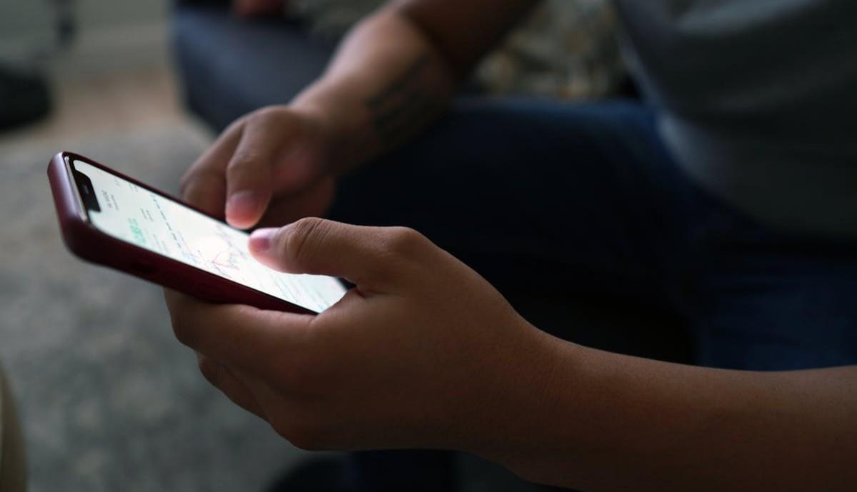 ragazzino mentre utilizza lo smartphone