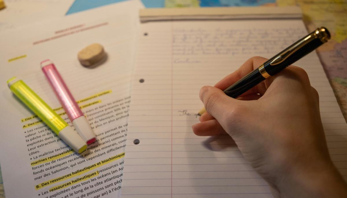 Studentessa ripassa gli autori della prima prova di Maturità