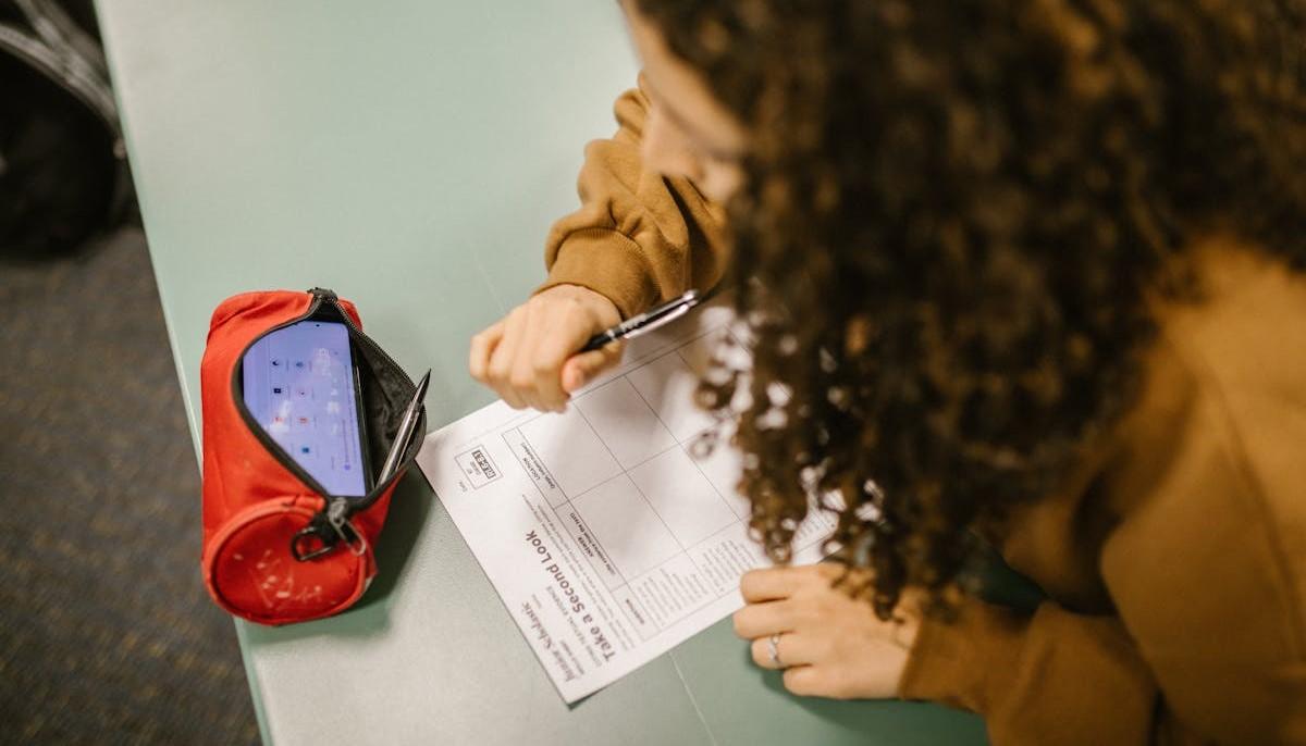 studentessa beccata con smartphone alla maturità