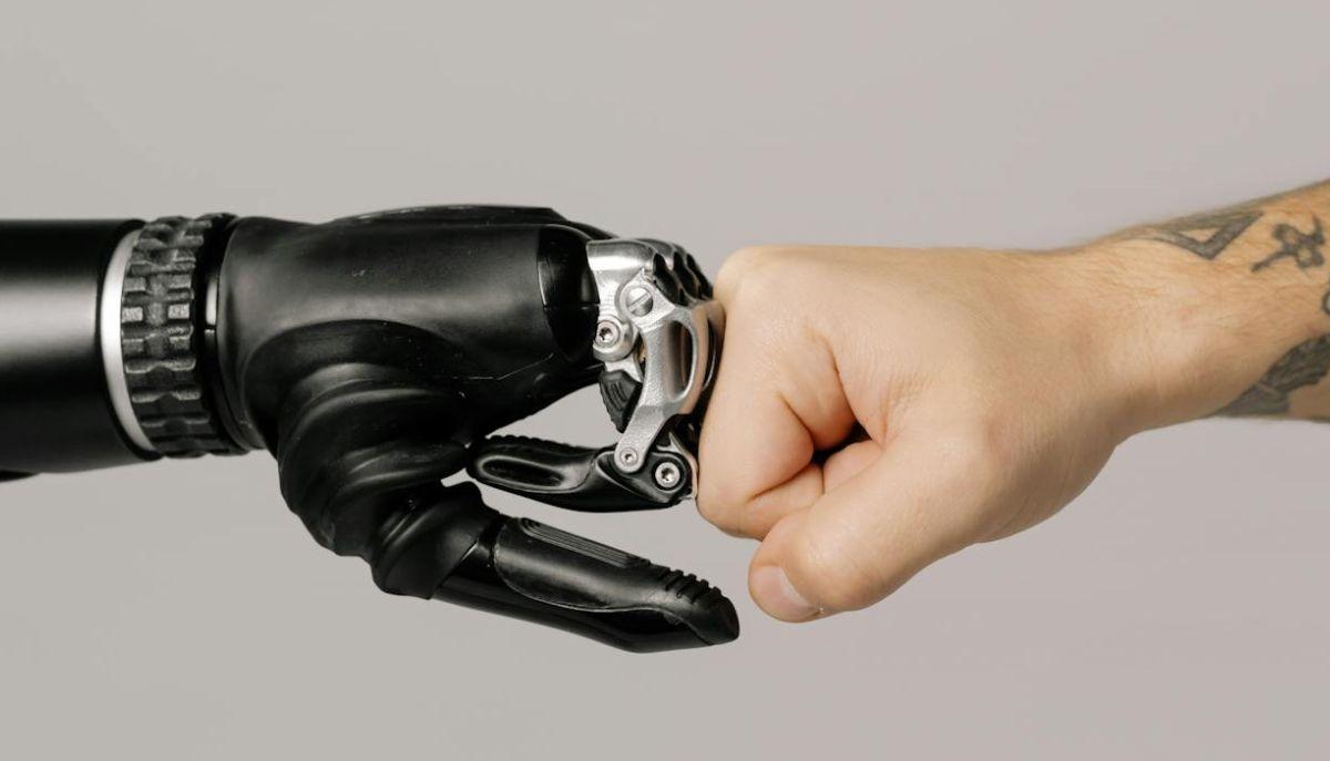 pugno umano pugno robot