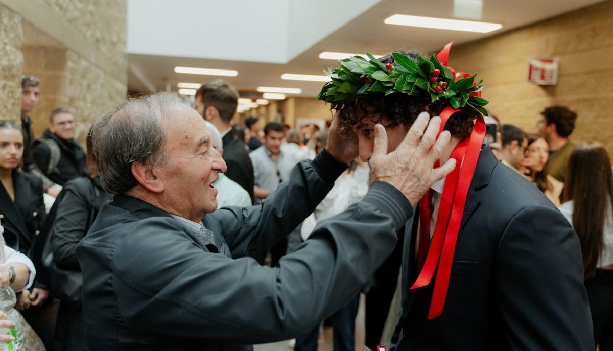 Quando il diploma sembra una laurea: la Maturità della GenZ si celebra con corone di alloro, abiti eleganti, amici e genitori festanti