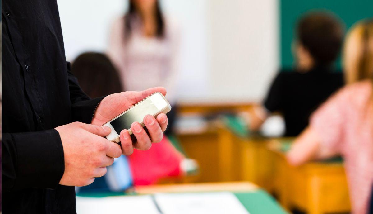 Divieto cellulare scuole superiori