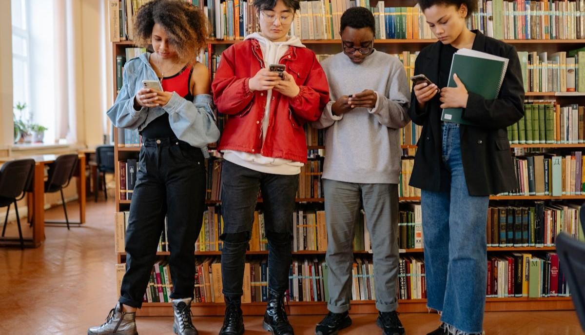 Studenti con lo smartphone a scuola