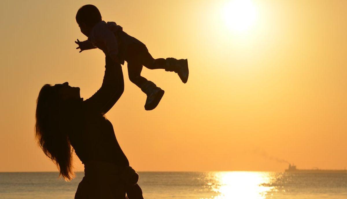 bambino con madre al tramonto