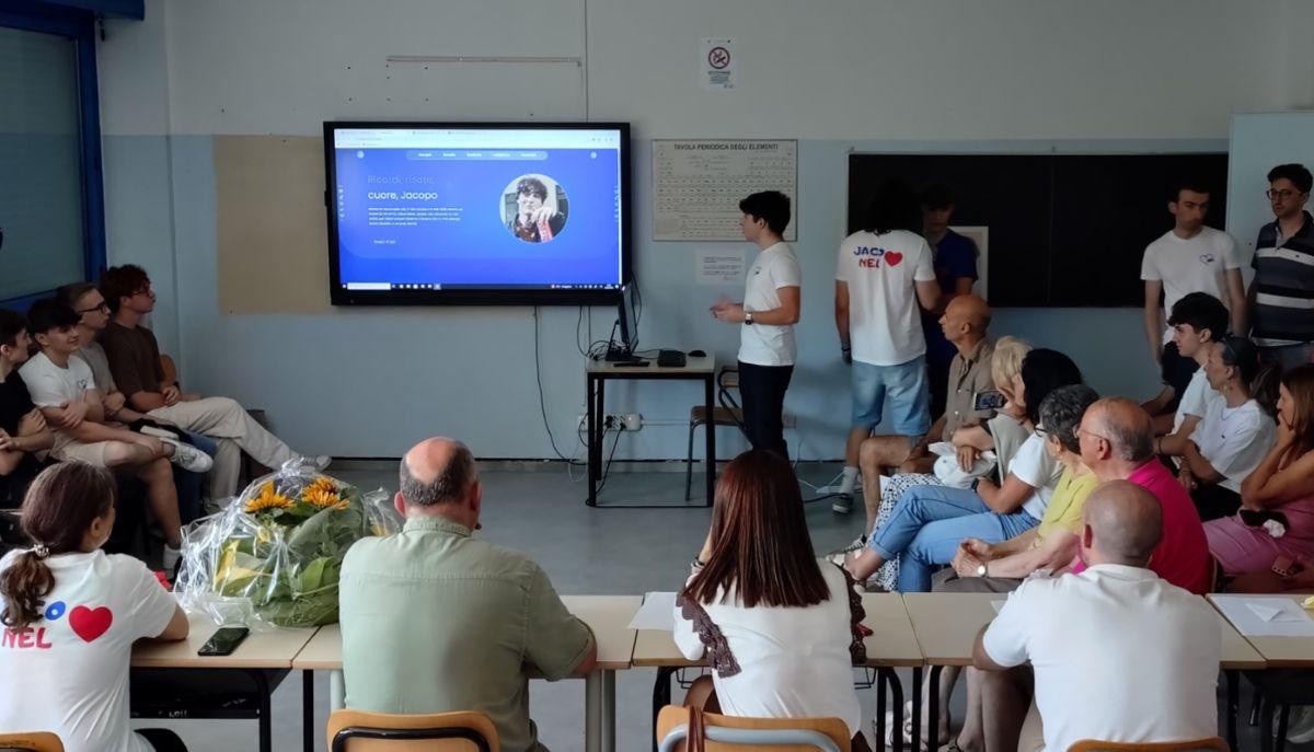 I compagni fanno l’orale di Maturità per lui, il diploma dedicato allo studente scomparso