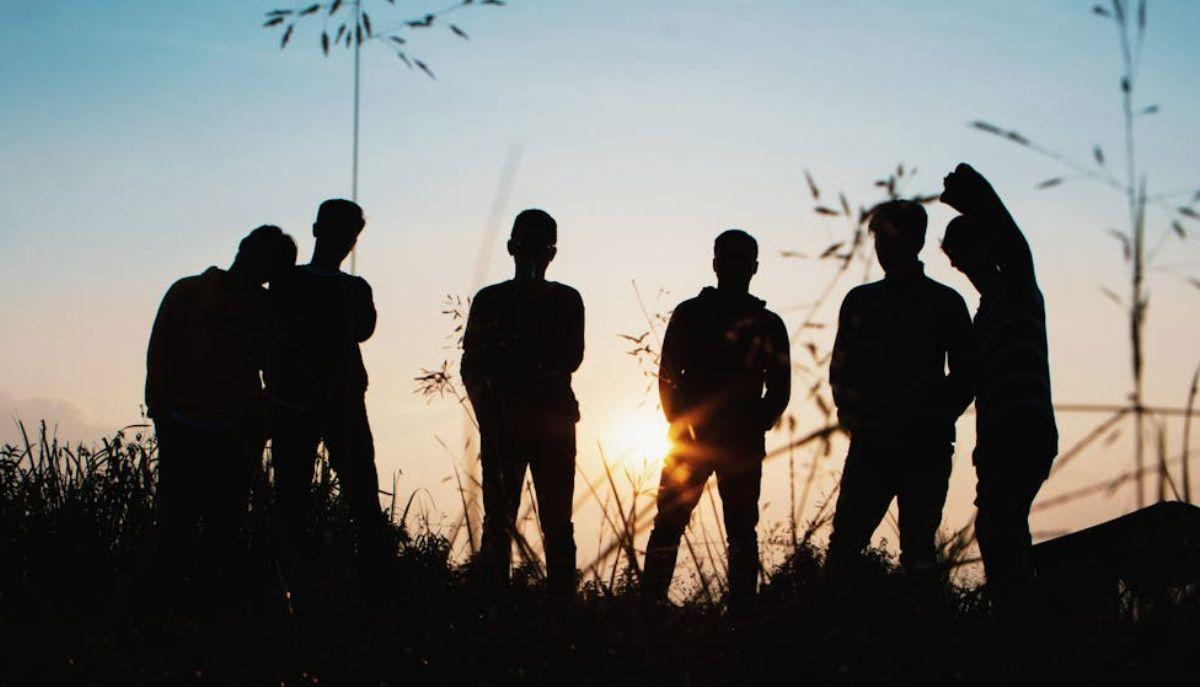 ragazzi al tramonto