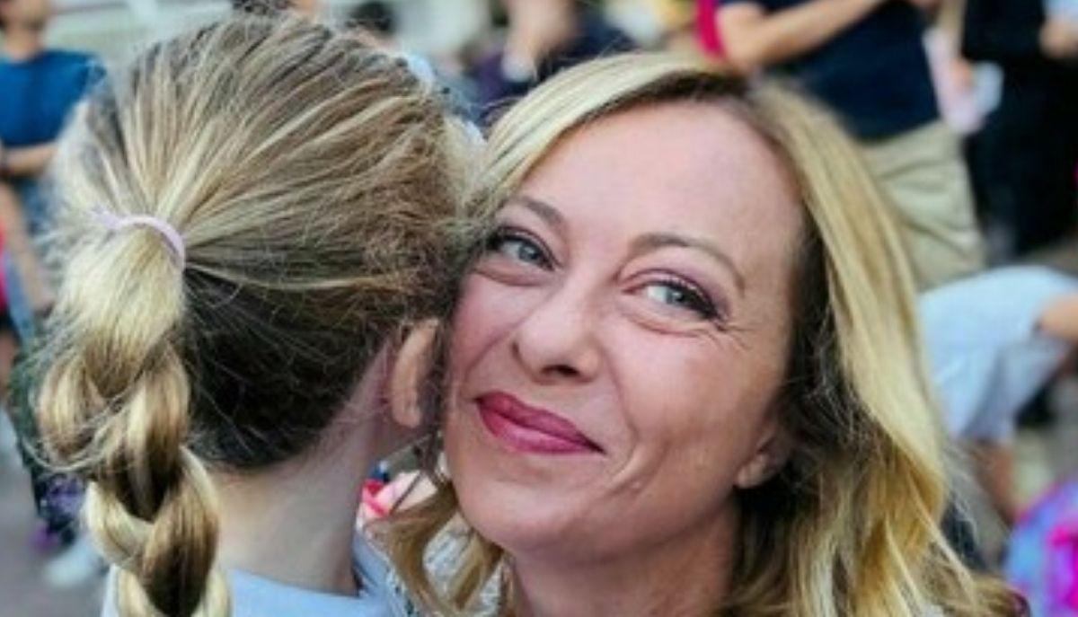 Giorgia Meloni con la figlia