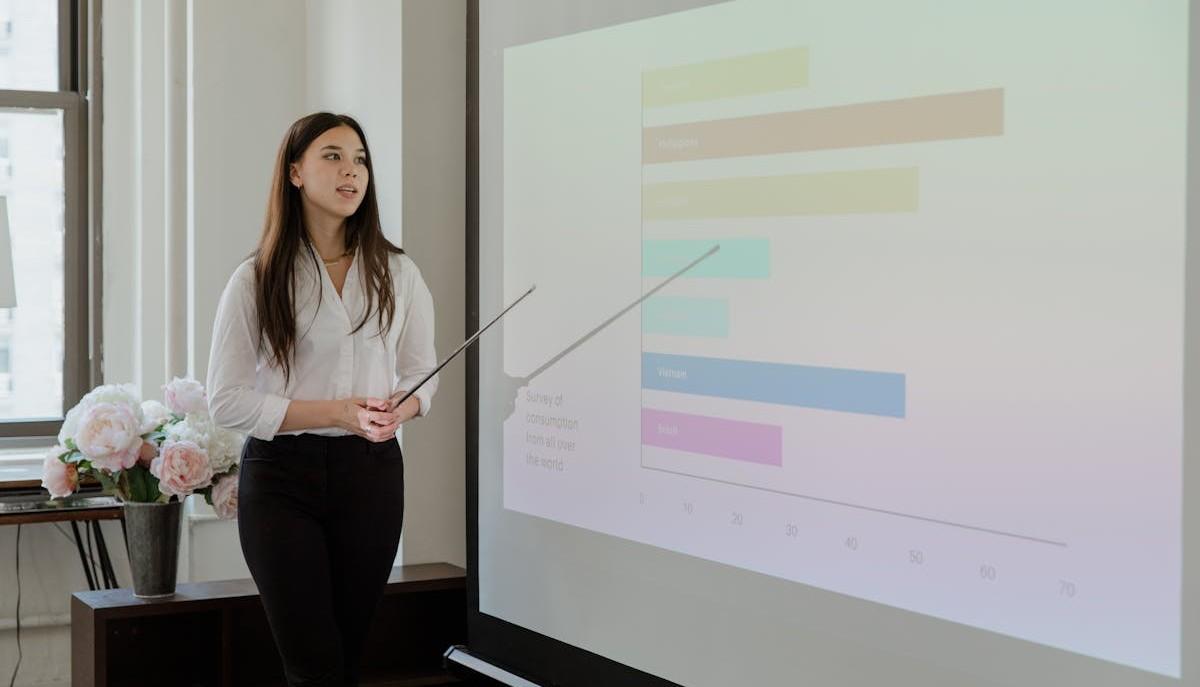 Studentessa presenta il PCTO all'orale di Maturità