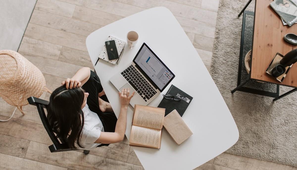 Studentessa controlla i risultati delle prove scritte di Maturità
