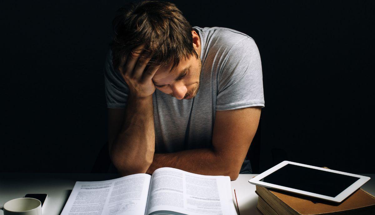 Studente studia per esame universitario