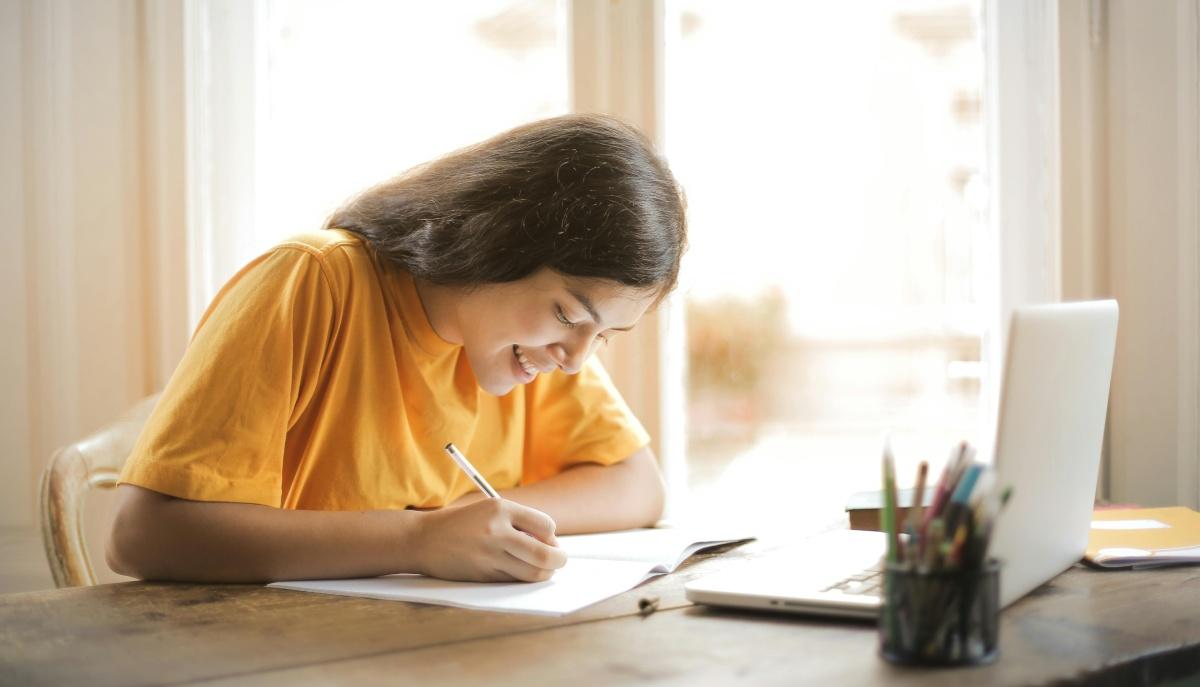 Studentessa ripassa per la Maturità