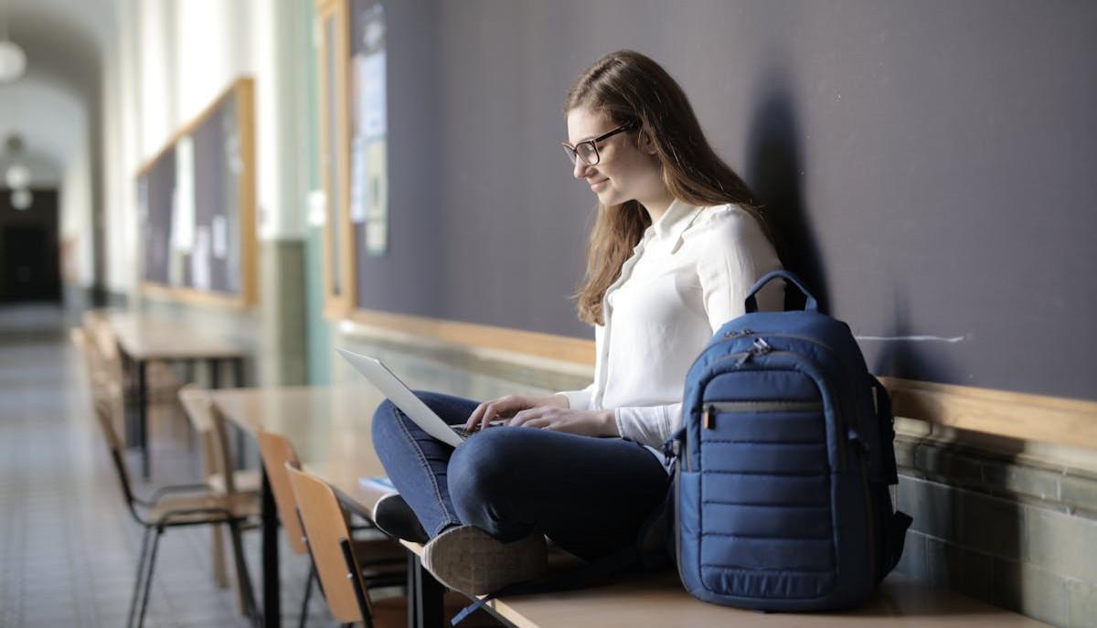 Studentessa si prepara con le simulazioni della seconda prova di Maturità