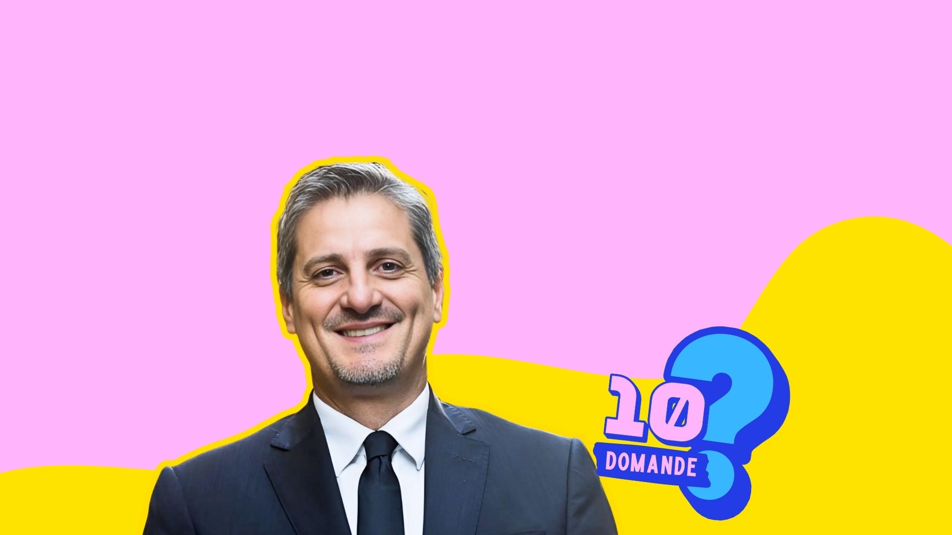 Mano robotica e mano umana