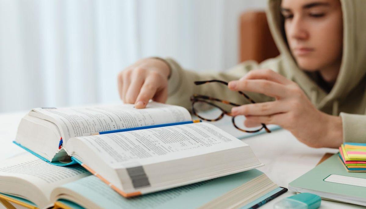 Bocciato all’ultimo esame prima della laurea, scrive al prof per farsi mettere 18: il docente denuncia l’accaduto