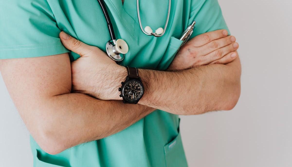 medici a braccia conserte
