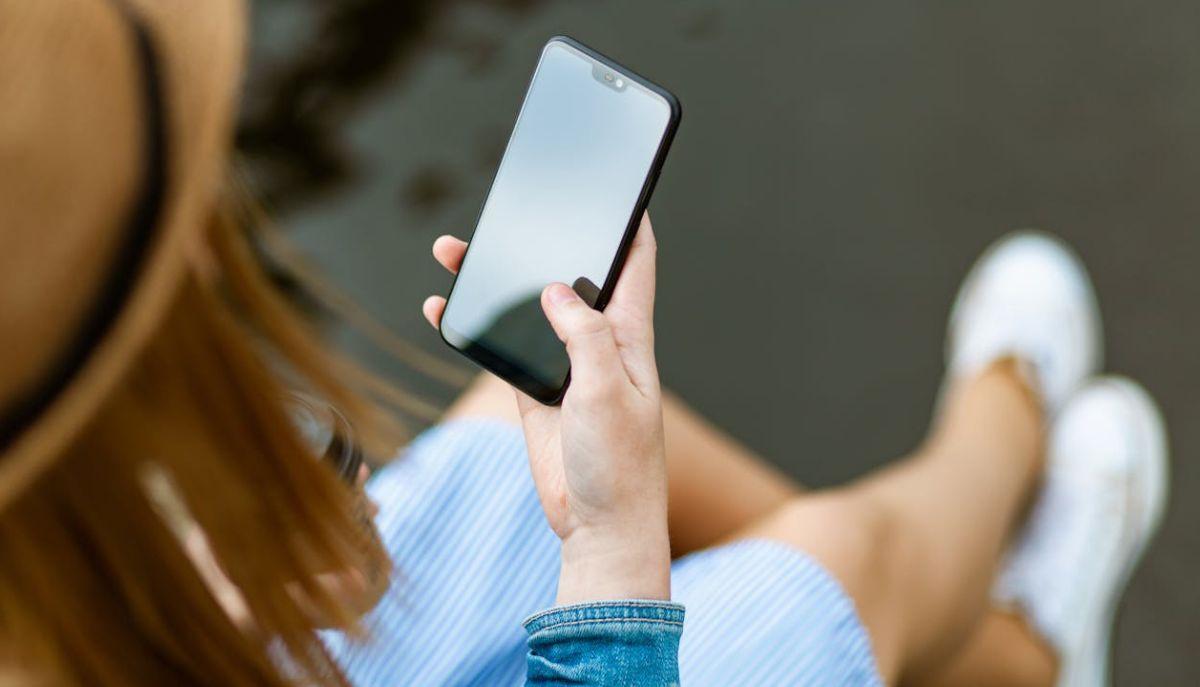 ragazza con smartphone in mano
