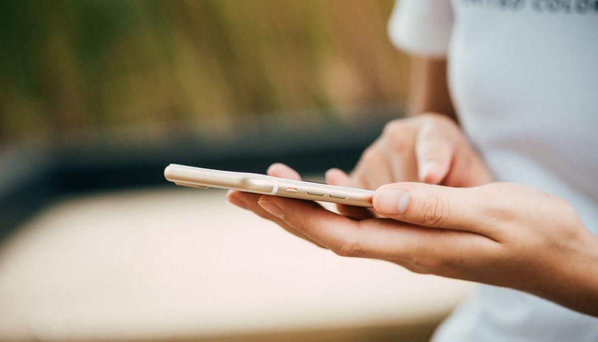 adolescente con telefono in mano