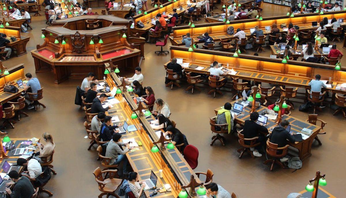 aula piena di studenti