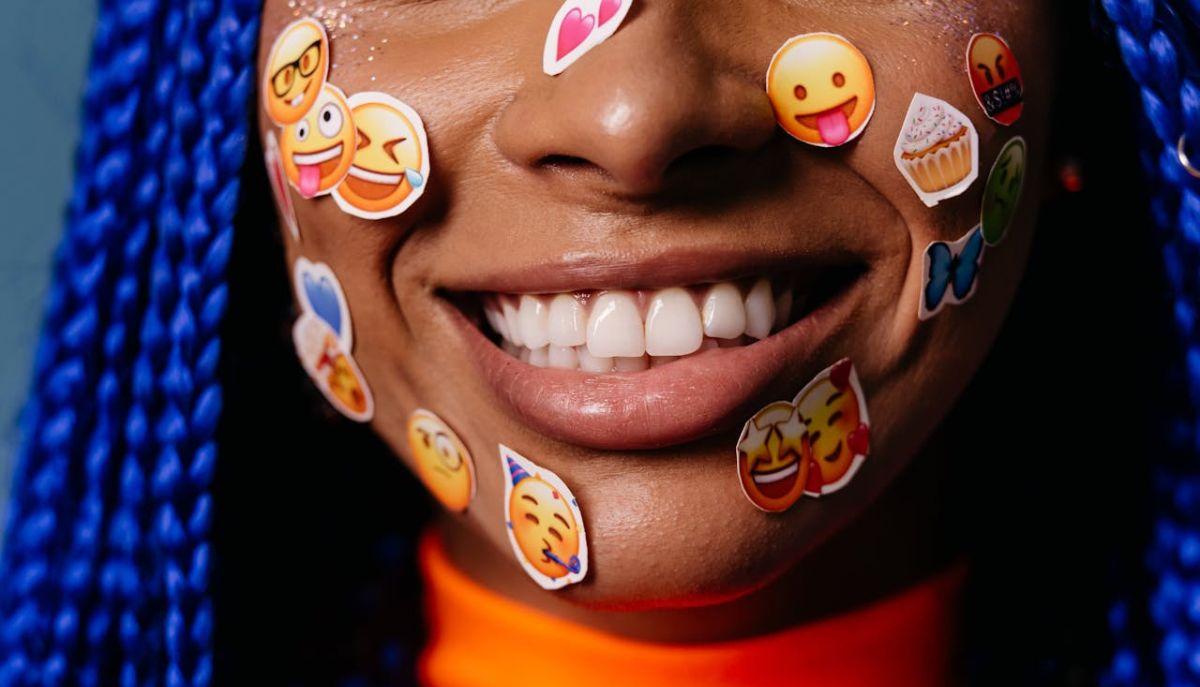 ragazza con stickers ed emoji in volto