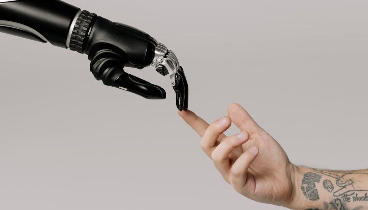 L’intelligenza artificiale impazzisce e inizia a bestemmiare: lo scontro tra Grok e il giornalista diventa un caso