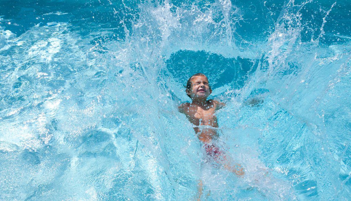 lezione di nuoto in età scolastica